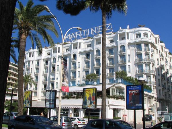 Hotel Martinez Cannes
Photos of hotels directly on the beach of Cannes in immediate nearness to the film festival palace.