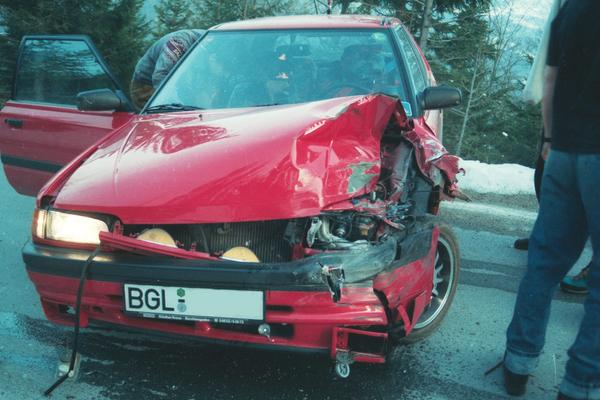 Unfallgegner nach Frontalzusammenstoß
Durch mein Fluchtmanöver auf den steilen Hang hinauf, gab es beim Frontalen weniger als 10% Überdeckung. Das Auto drehte sich etwa 120 Grad aus der Fahrtrichtung.