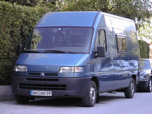 Citroen Jumper: our base vehicle
There was only one logic decision for the base vehicle for our combined mobile office + motorhome: the Eurotransporter from FIAT, Peugeot and Citroen. Very economical for its size