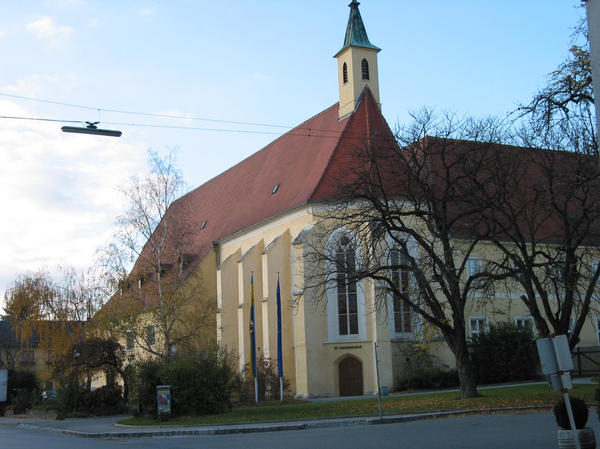 Franziskanerkloster wurde Berufsschule
1961 wurde das Gebäude als eine Fachschule für Bauarbeiter adaptiert. Nachdem die Schule stark expandierte, ist Heute nur noch das Internat in dem Gebäude untergebracht.