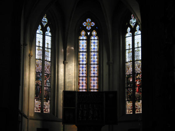 Glasmalerei auf den Fenstern hinter dem Altar
Das Photo zeigt die Malerei auf den 3 Fenstern hinter dem gotischen Flügelaltar. Die Belichtung ist auf die Wiedergabe der Fenster abgestimmt.