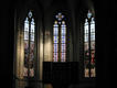 Glasmalerei auf den Fenstern hinter dem Altar