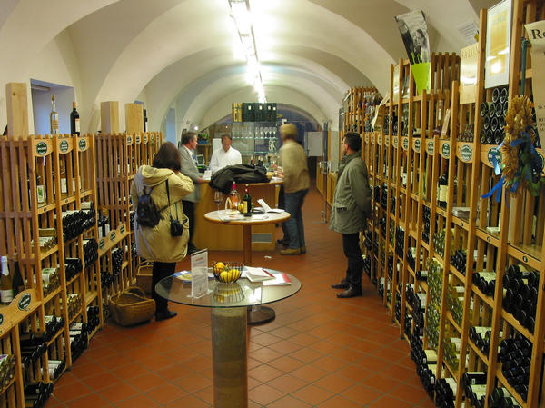 Ursinhaus: Vinothek im Ursin Haus
In der großen Vinothek ist jeder Winzer der Weinbaustadt Langenlois vertreten. Verkosten Sie Weine, Sekte, Edelbrände in entspannter Atmosphäre.