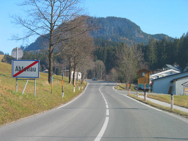 Winter sport Salzburg Dachstein West:  Abtenau
20.6 kms after the highway exit: They drive through by the whole place Abtenau. From the shield “ local end Abtenau “ there are still 2 kms to the branching out Russbach -  Annaberg.
