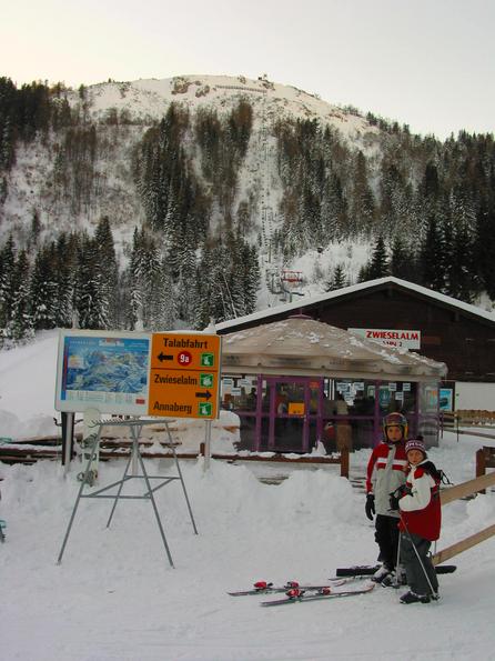 Austria skiing region Dachstein West:  Zwieselalm lift 2
By the valley station of the Zwieselalmbahn 2, one can also make a stop.  But for it is no time, because we have started a lot too late with the ski excursion..