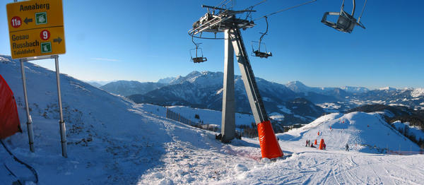 Sking in Salzburg: Dachstein West:  Zwieselalm Panorama
Look back to the chairlift  that us just on the Zwieselalm above has brought.