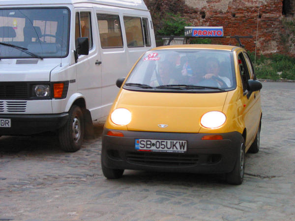 Daewoo Matiz als Taxi in Sibiu Rumänien
Neben dem alt aber bezahlt Dacia ist der Daewoo Matiz das verbreitetste Taxi in Rumänien. Bei den niederen Tarifen ist sparsam im Verbrauch überlebenswichtig für die Taxifahrer.
