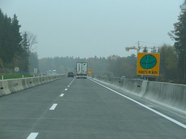 Baustellenschilder A1 Westautobahn
Noch 8km Gegenverkehrsbereich und der Smiley wird so allmählich fröhlich.