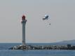 Fallschirmduo hinter dem Leuchtturm von Cannes