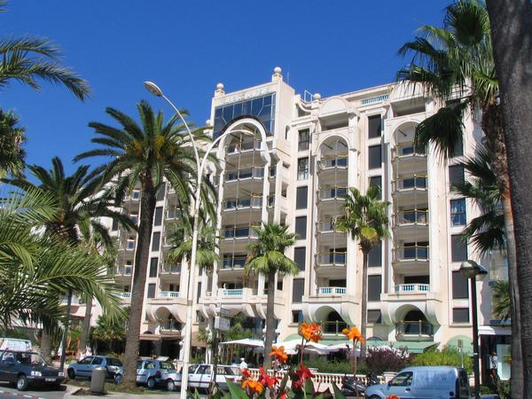 Relais de la Reine Cannes
A sounding name, a luxuriously formed facade who would not hold this at first sight for a five-star hotel? Mistake, it concerns a private residential building.