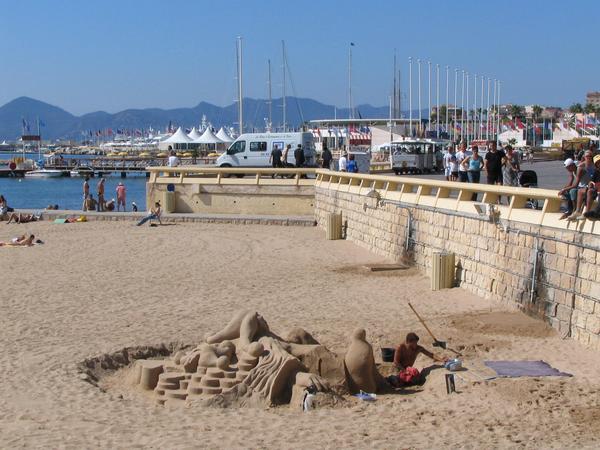 Sand sculptures near the film festival building in Cannes
Tries an artist to be discovered here or would he like only a few small donations of the numerous passing tourists?