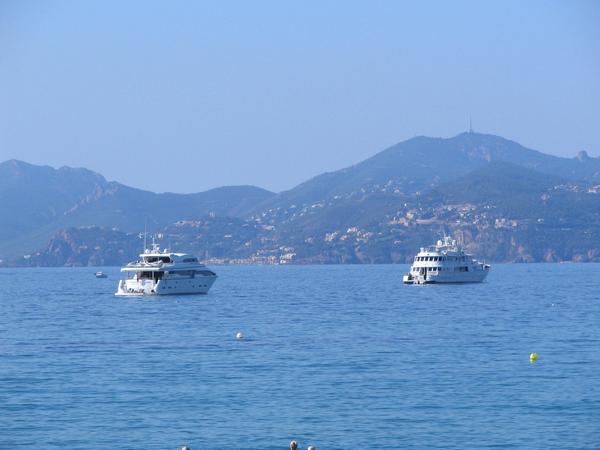 Yachten in der Bucht von Cannes
Der erste Eindruck nachdem wir endlich einen Parkplatz an der Uferstraße gefunden haben: die zahlreichen luxuriösen Yachten in der Bucht von Cannes.