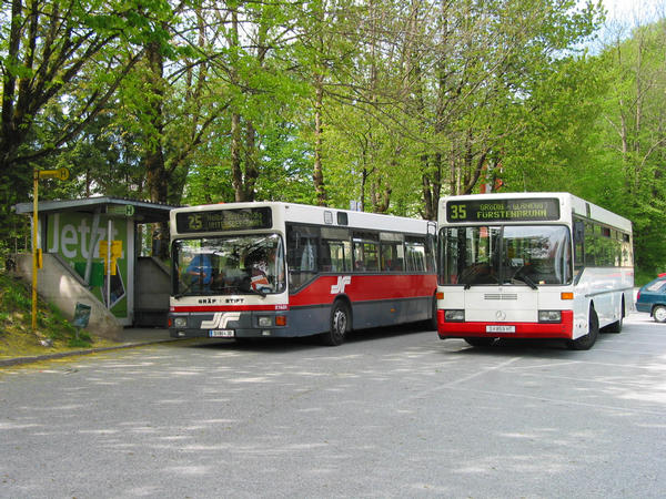 Bushaltestelle Untersbergbahn
14:52  nach 44 Minuten Busfahrt ist die Haltestelle der Untersbergbahn in Gartenau erreicht. Die gesamte Reisezeit ist jetzt schon 4 Stunden 26 Minuten.
