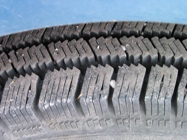 Winterreifen hinten mit 64 Tausend km
Antrieb, Lenkung und mehr Gewicht auf der Vorderachse führen dazu dass sich die vorderen Reifen etwa 4 mal schneller als die hinteren Reifen abnützen.
