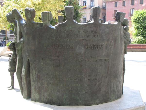 Rückseite Denkmal der Menschenrechte
Die spanische Inschrift wird leicht lesbar, wenn Sie das Bild in hoher Auflösung betrachten.