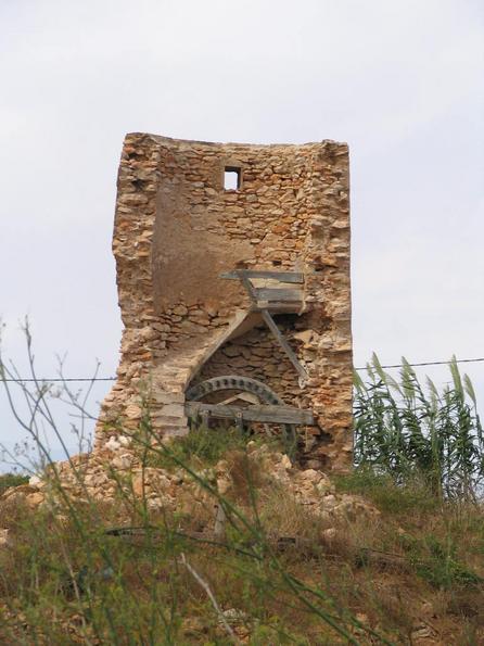 Windmühlen Ruine zeigt Innenleben
Fast wie ein Schnittbild offenbart diese Ruine die Technik einer typisch südspanischen Windmühle. Rechts von der Schnellstraße N-332 San Javier nach Cartagena.