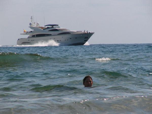Yacht vor Calblanque
Dramatisierung des Themas “das Motorboot und der Schwimmer“. Dramaturgie mit dem Teleobjektiv, denn in Wirklichkeit liegen einige hundert Meter zwischen den beiden.