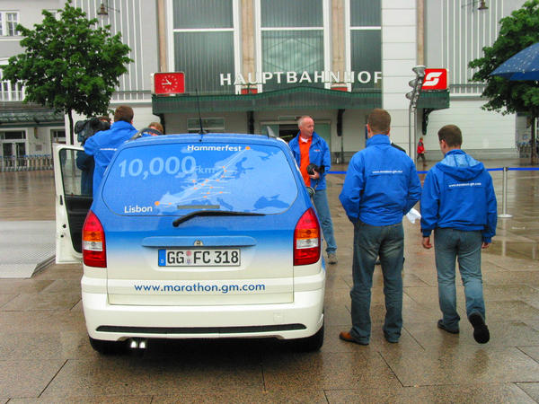 Railway station Salzburg: stage of the hydrogen Zafira
On the 2nd of June, 2004  the fuel cells Opel Zafira marathon stops in Salzburg. About 60% of 10,000 kms of tour of Hammerfest to Lisbon have already gone.