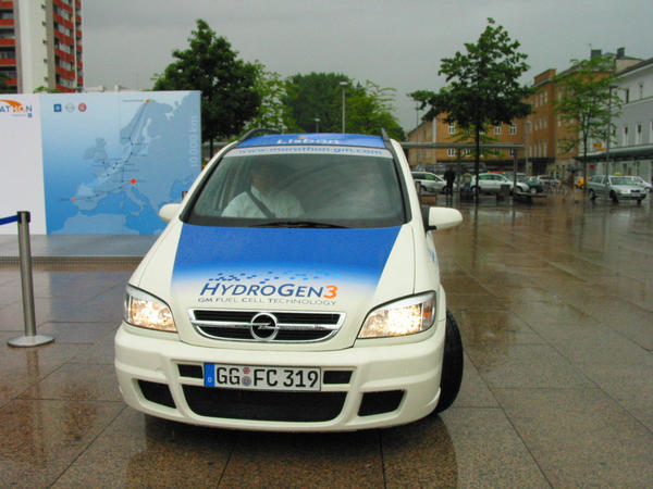 Testauto Brennstoffzellen Opel Zafira
Beim 10000km Marathon sind 2 Brennstoffzellenautos. Während das eigentliche Marathonauto schon weiter Richtung Turin unterwegs ist, steht das 2. für Probefahrten zur Verfügung.