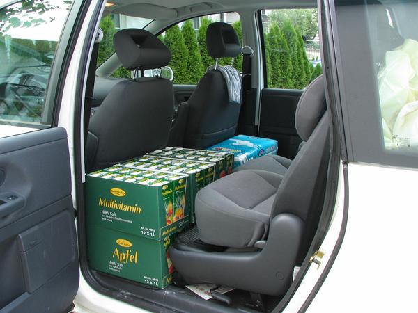 Fußraum im Seat Alhambra (VW Sharan - Ford Galaxy)
Vor einem Sitz lassen sich problemlos 72 Liter Fruchtsaft verstauen. Damit war auch das Problem mit der Unterstützung der Matratze im Bereich des Fußraums vorläufig gelöst.