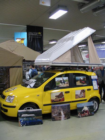 Dachzelt - billiger Urlaub für junge Paare
Selbst das kleinste Auto reicht zum Übernachten, wenn schon nicht im Auto, so doch wenigstens am Dach. Hier demonstriert von der Firma Autocamp nahe München.