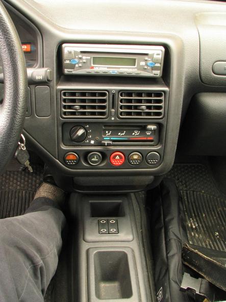 Keine Automatik und auch kein Hebel
Der Peugeot 106 Electric hat kein Getriebe. Ein Neuling könnte glatt glauben, die Schalter für die elektrischen Fensterheber, wären für Vorwärts oder Rückwärts.