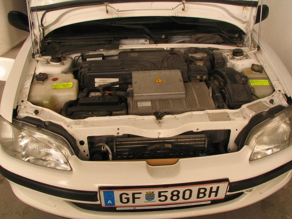Motor Peugeot 106 electric
Instead of the internal combustion engine is in front in the middle the electric motor with 11 kW of continuous duty. Short time top achievement is 22 kW.