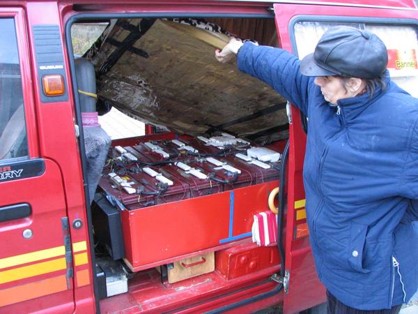 Suzuki Carry Laderaum mit 12 Bleibatterien
Diese 12 Bleibatterien ermöglichen rund 160km Reichweite. Was wäre wenn? Wenn dies kein nachträglicher Umbau wäre, keine Bleiakkus sondern Lithium Ion Akkus von Valence?