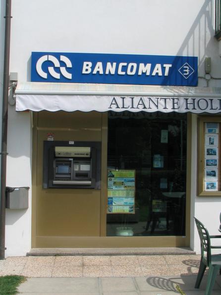 Bankomaten in Italien
Hier der Bankomat in Lido de Dante. Meine Bankomatkarte von der BA-CA funktionierte, die Bankomatkarte meiner Frau von der Spängler Bank verursachte einen Übertragungsfehler.