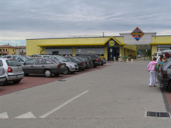Lidl Supermarkt in Lido de Adriano
Mitten in einem Fremdenverkehrsgebiet akzeptiert die Kasse nur italienische Bankomatkarten. Wer bargeldlos Urlaub machen möchte ist in Italien schlecht bedient.