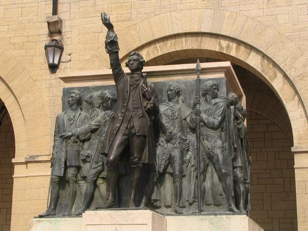 Denkmal für die Rede an die Freiheit
Am Piazza Sant Agata steht das Denkmal den Schützern der Freiheit gewidmet. Es erinnert an den Alberoni Einfall 1739 bis zum Rückzug am 5.Februar 1740.