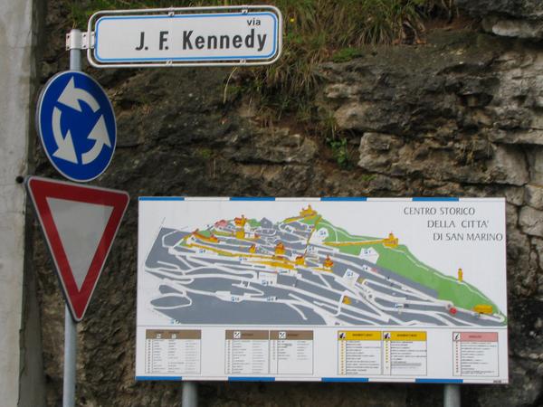 John F. Kennedy Straße in San Marino
Jedesmal parkten wir in der J.F.Kennedy Straße. Für die ersten 3 Stunden 1,20 pro Stunde. Mit 4.-EUR kann man aber gleich 6 Stunden parken, das reicht für Sight Seeing und Essen.