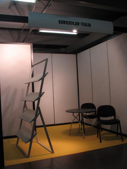 Eurosolar Italy
By absolute minimalism struck the exhibition stand Eurosolar Italy. A table and 2 chairs without booth staff, a stand for advertising material without advertising material.