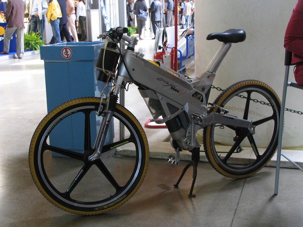 Bicycle with fuel cell
On the fair every information was refused. On top there might be an 1 liter bottle with hydrogen. With 300 bar filling pressure well for 27 grams of hydrogen with 900 Wh energy content.