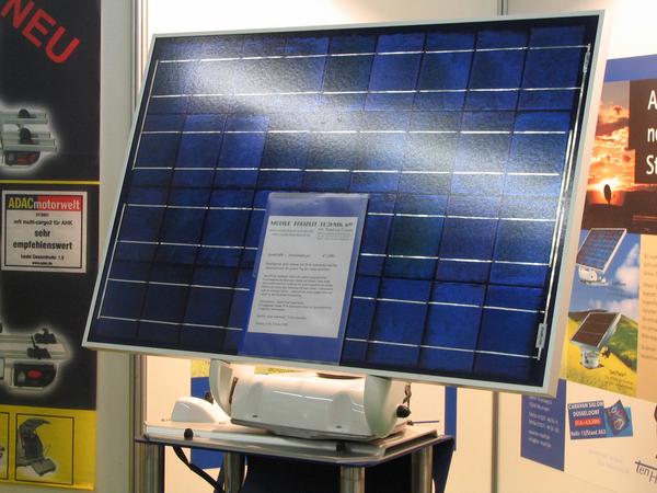 Zweiachsig nachgeführte Photovoltaik
Der Prospekt verspricht soviel Strom wie von 3 liegend montierten Modulen. Dies kann wohl bei flach stehender Sonne auch erreicht werden.