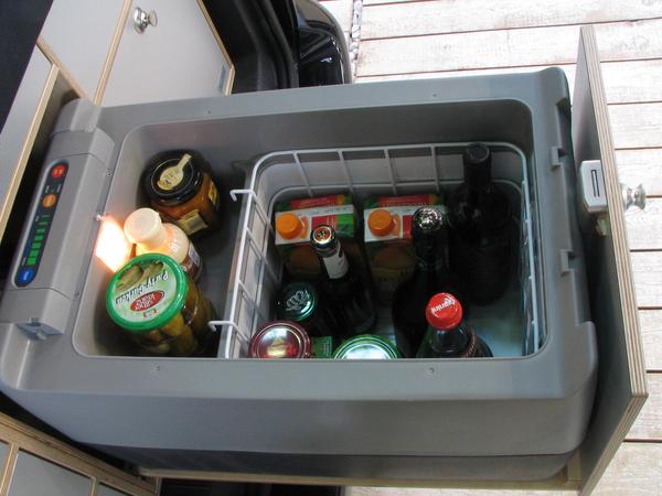 Waeco Kompressorkühlschrank CF35
Die Kühlbox auf einer Ausziehplatte montiert gehört leider nicht zum Lieferumfang der VW Bus Heckküche. Mit Lebensmittel gefüllt bekommt man einen guten Eindruck vom Volumen.