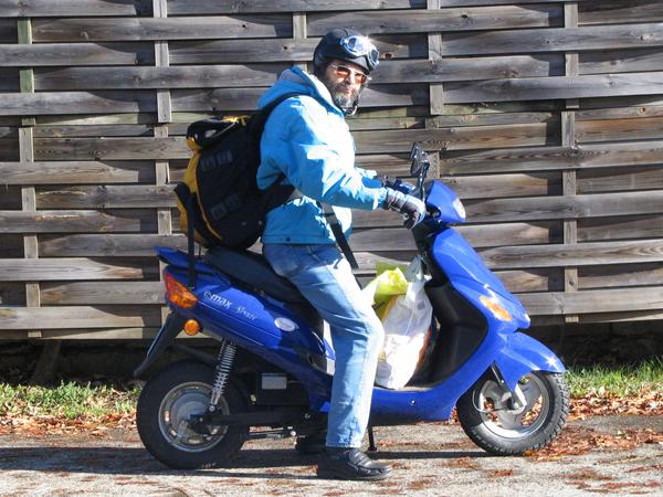 Wocheneinkauf Gemüse
Statt mit fast 2 Liter Diesel zur Feinstaubbelastung beizutragen und der Tiefgarage 1,60 EUR zu spenden muss der Elektroroller als Lastenesel herhalten. 1024 Wh Stromverbrauch.