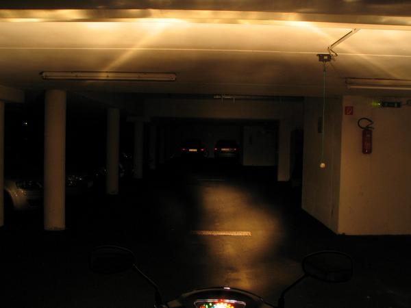 Moped E-Max S Abblendlicht
Test über die Ausleuchtung mit dem Abblendlicht. Genormter Test mit 15 Sekunden Blende 4 ISO 50 in der Tiefgarage.