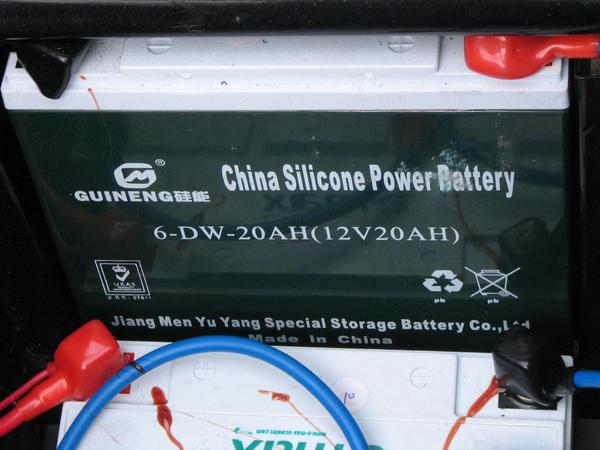 Battery in the E-Max S electric scooter
8 piece 20 Ah 12 V batteries are below the helmet locker. The batteries are similar to sealed lead acid batteries. “Silicone“ could mean an improved electrolyte.