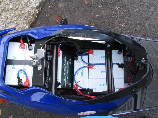 Batteries installation in the E-Max S electric scooter
Elaborately are the 8 batteries built into the E-Max S. 2 behind athwart, 2 behind the helmet locker, 3 below the helmet locker in longitudinal direction, 1 in front athwart.
