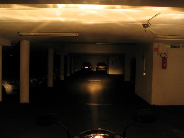 Moped E-Max S Fernlicht
Test über die Ausleuchtung mit dem Fernlicht. Genormter Test mit 15 Sekunden Blende 4 ISO 50 in der Tiefgarage.