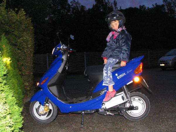 Johanna nach der Probefahrt
Der erste Testtag endet nach 61km mit ein paar Fahrten in St.Leonhard mit meiner Tochter Johanna. Auf den Steigungen im Ort geht die Tankanzeige bis zum roten Bereich runter.