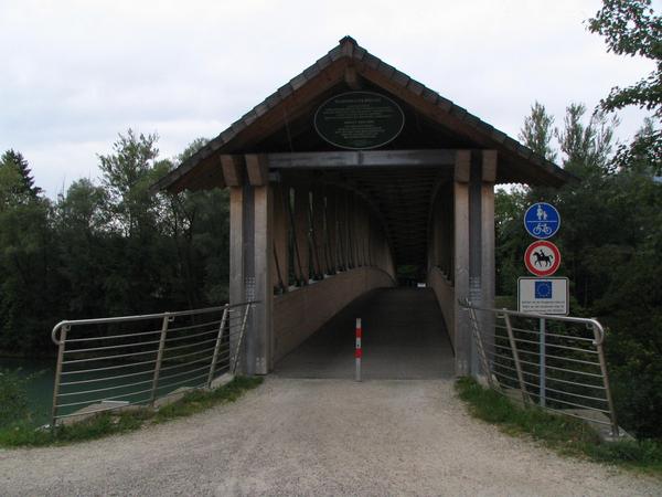 Saalachbrücke bei Hammerau
Vom Mopedhändler in Piding über Hammerau nach Österreich. Im Gedanken wird beim blauen Füssgänger und Fahrräder Schild noch ein Elektromoped hinzugefügt.