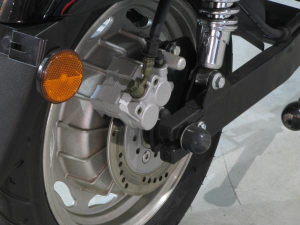 Model A rear disk brakes
Compared to the rear drum brake at the E-Max S is here a hydraulic disc brake. Good at a vehicle with so much weight on the rear axle.