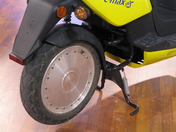 Vom Radnabenmotor zum Felgenmotor
Da kann man nicht mehr von einem Radnabenmotor sprechen. Vollfelgenmotor ist da schon eine treffendere Bezeichnung. 19kg inclusive Reifen wiegt das Hinterrad.