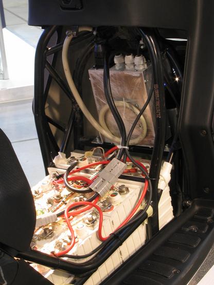 E-Max Akkukontrollgerät
In den grauen Kabel führen 28 Leitungen, von jeder Zelle 2, zum Akkukontrollgerät welches sich in der vorderen Schürze des Rollers direkt hinter dem Vorderrad befindet.