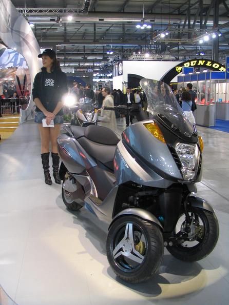 Maxi scooter with double front wheel
The Vectrix is also available with double front wheel as a 3 wheel motorcycle.