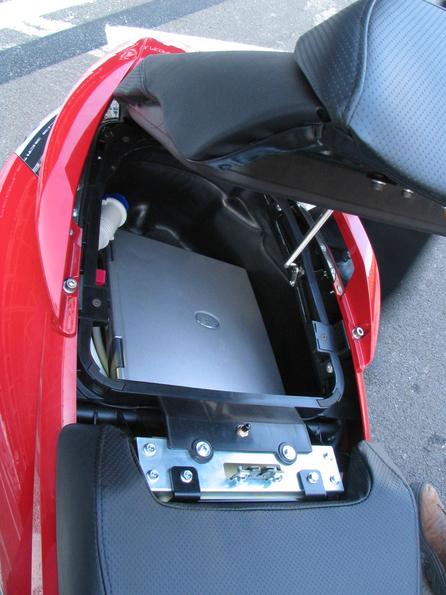 Rear box suitable for a notebook
The Vectrix has the largest rear box of all inspected scooters. It was not possible to put my Acer Travelmate 800 in any other rear box.