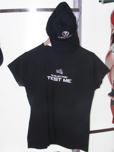 T-Shirt: Teste mich - ich bin elektrisch
Fanartikel von Vectrix: Englische Aufschrift “Test me - I'm electric“.