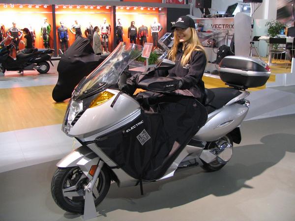 Bundle up warm in winter on the motorcycle
Well bundled is it even in the winter easy to persist on the motorcycle. How this looks like shows the girl in the Vectrix Maxi scooter.